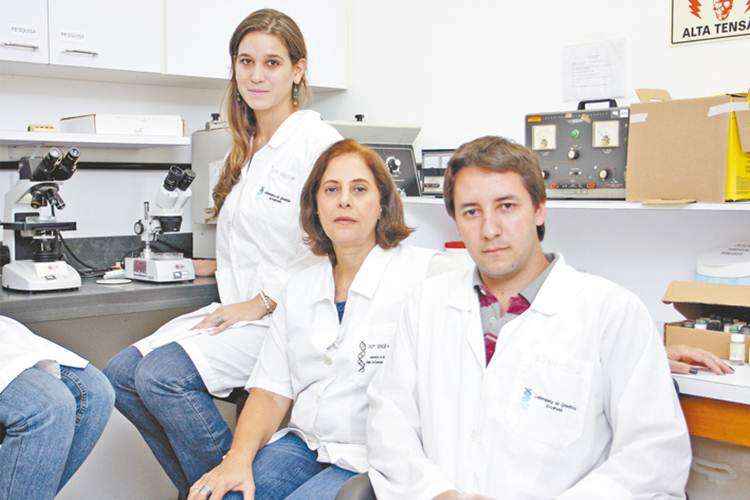 A professora Denise Oliveira (C), com Lívia Loiola e Danilo Pimenta Neto: equipe desenvolveu teste capaz de apontar a qualidade de peixes comercializados