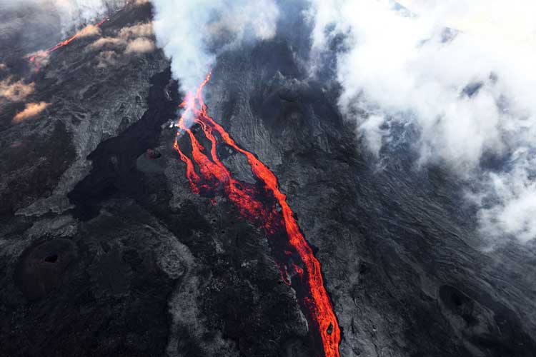 Embora a lava esteja saindo, trata-se de uma zona totalmente desabitada e não apresenta, portanto, nenhum risco para a população