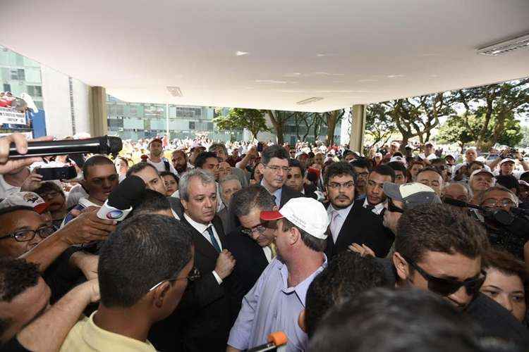 Após a invasão, os manifestantes chegaram a quebrar vidros do térreo, subiram em ao menos oito andares e colocaram faixas, para protestar por melhorias para o meio rural