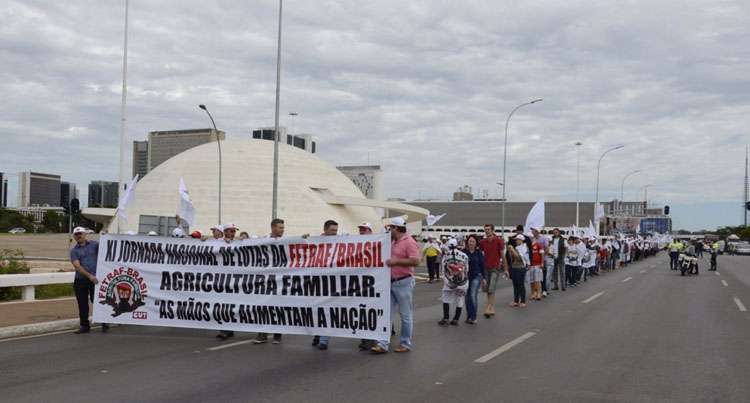 Enquanto os trabalhadores rurais marchavam, o trânsito ficou parcialmente interditado