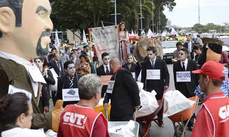 Ao mesmo tempo, trabalhadores rurais marchavam na Esplanada dos Ministérios