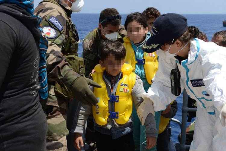 Entre os náufragos resgatados sãos e salvos pelo barco de patrulha há 51 mulheres e crianças, disse a autoridade marítima