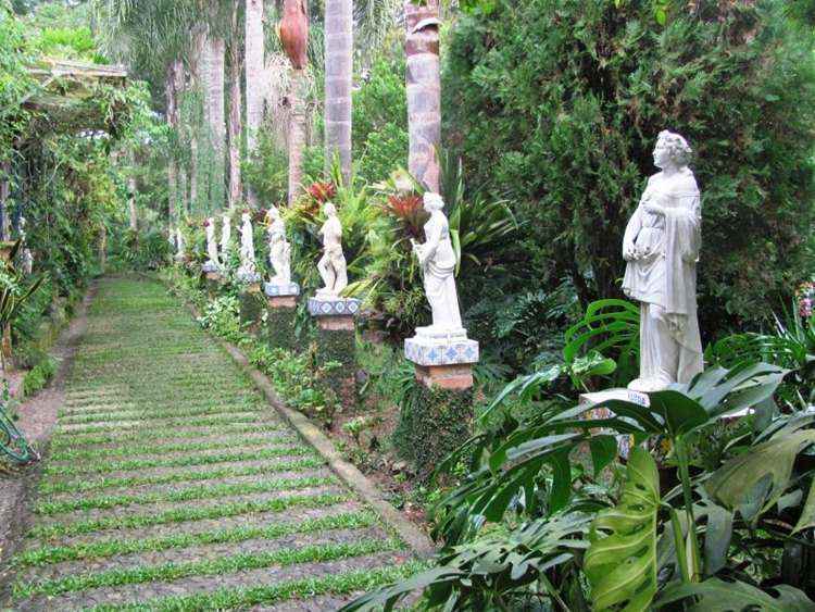 Corredores de pedra cortam a vegetação onde estão instaladas as obras de arte harmonicamente distribuídas. No Jardim dos Continentes, esculturas representam cada um deles