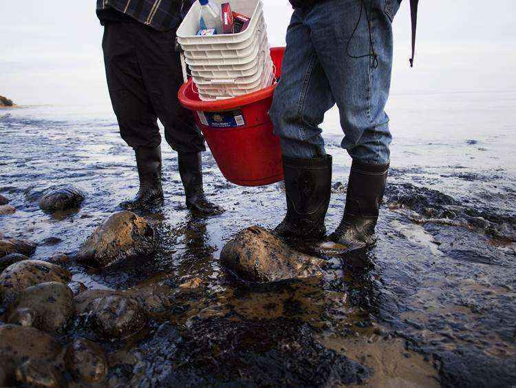 Pelo menos 80.000 litros de petróleo foram parar no mar, informaram veículos de comunicação locais