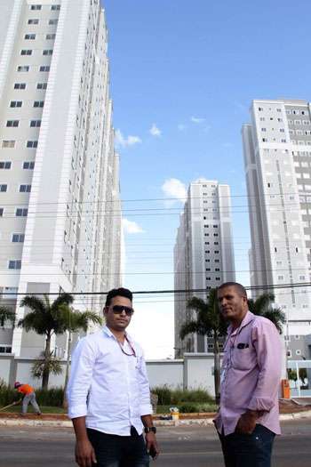 Os corretores Gerson e Gabriel afirmam que compradores ficam inseguros pela falta de informação sobre a liberação do habite-se