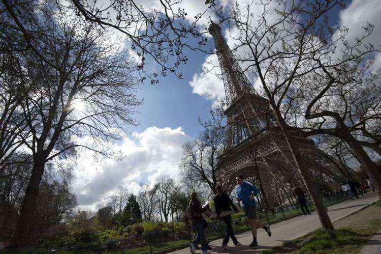 Foto tirada em 05 de abril de 2015 mostra que as pessoas correndo da Torre Eiffel , em Paris.