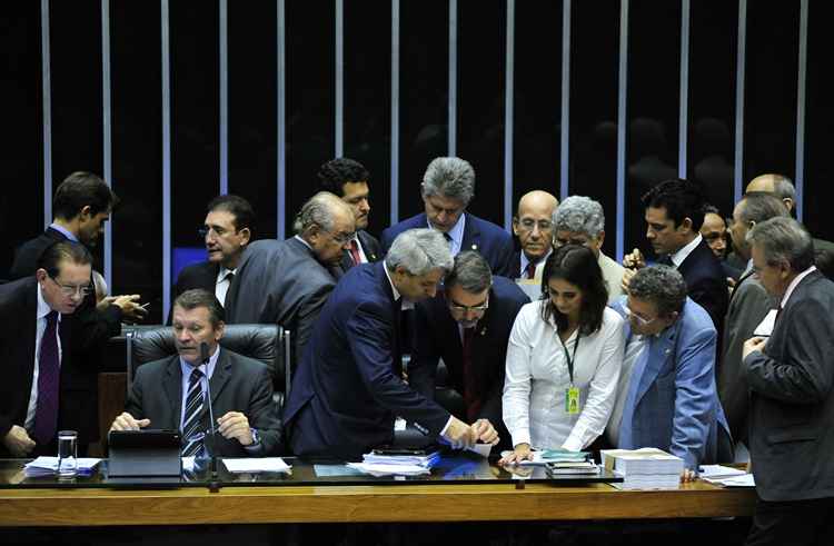 Parlamentares em sessão para análise e discussão da Reforma Política