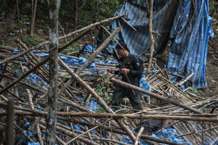 Na segunda-feira, a polícia anunciou ter encontrado em uma zona remota do norte do país 139 fossas e 28 acampamentos