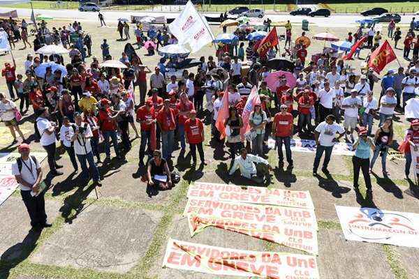 Professores e outros profissionais são contra a corrupção e o ajuste fiscal