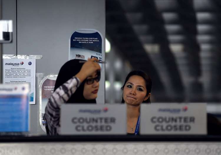 Funcionários aguardam em terminal do aeroporto de Kuala Lumpur: falência