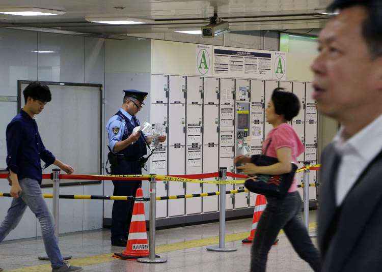 Policial examina local onde corpo foi encontrado