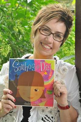 A autora Claudia Werneck com o livro Sonhos do dia