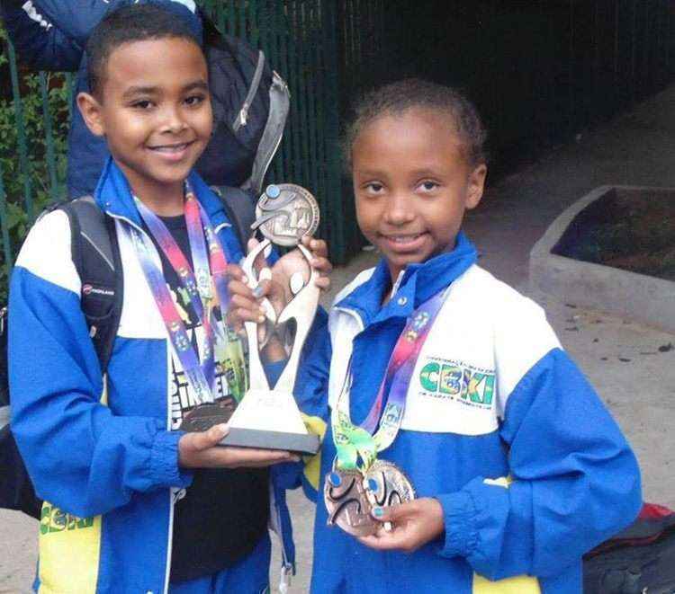 As despesas para Maria Eduarda, de 9 anos, e Marcos Vinícius, 11, irem ao Pan Americano de Karatê 2015, é de, aproximadamente, R$ 3.500