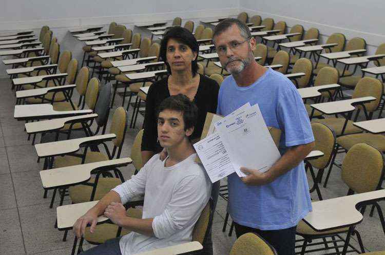 Gabriel com os pais, Silvete e Fernando: ele teve a inscrição cancelada mesmo depois de anexar o certificado de conclusão do ensino médio ao formulário disponível no site do Cespe