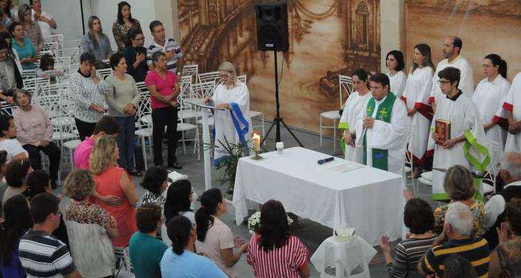 Galpão onde seguidores do padre André se reúnem tem 600 metros quadrados e chega a abrigar 400 pessoas aos domingos