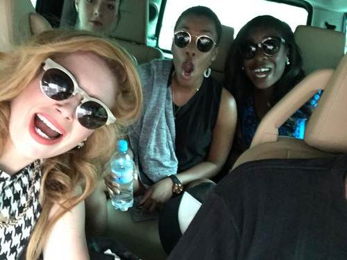 Em São Paulo, Natasha Lyonne aparece com colegas de elenco em foto postada em sua conta no Twitter