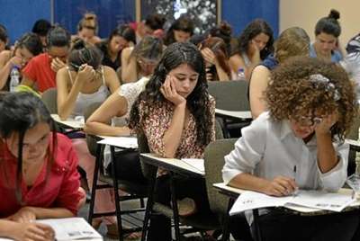 Ontem, os concorrentes responderam questões de química, física, matemática e biologia