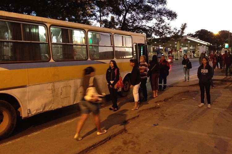 Parada de ônibus em Ceilândia: piratas circulam livremente