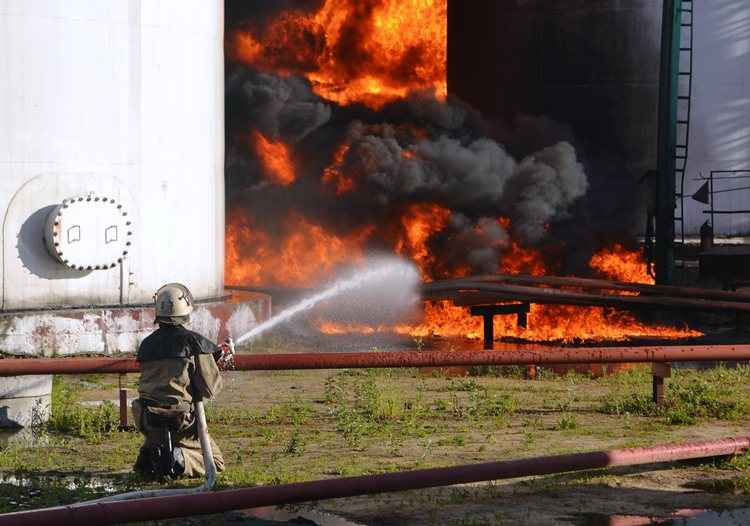 Bombeiros enfrentam dificuldade para controlar as chamas