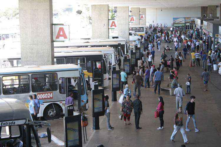 Flagrante de transporte coletivo clandestino durante greve dos rodoviários, na Rodoviária do Plano Piloto