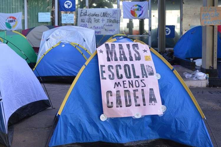 Estudantes da UNE e Ubes montam acampamento em frente ao Ministério da Fazenda para protestar contra os cortes de verbas na educação por causa do ajuste fiscal