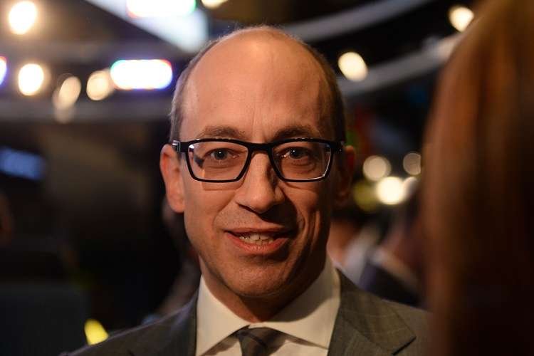 Há seis anos no cargo,  Dick Costolo deve continuar no conselho administrativo da empresa, acrescentou o Twitter na nota divulgada hoje, sem explicar o que motivou a mudança na diretoria