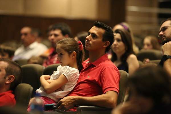 Público assistindo a uma sessão no Teatro Governador Pedro Ivo. Ao todo, seis longas e 65 curtas metragens serão exibidos no evento