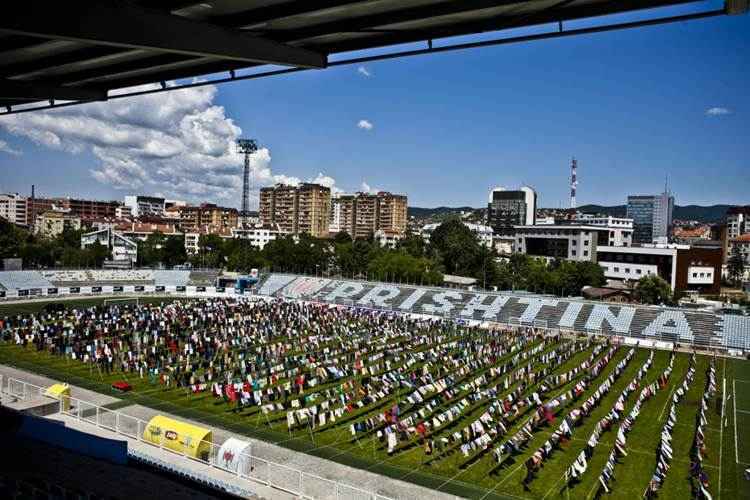 Artista expõe vestidos em Kosovo para denunciar violência sexual na guerra