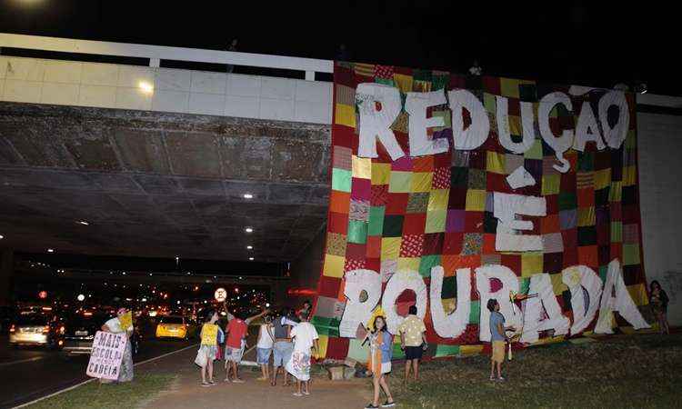 Um grupo de aproximadamente 30 estudantes da União Brasileira de Estudantes Secundaristas (Ubes) e da União Nacional de Estudantes (Une) protestou contra a redução da maioridade penal na Rodoviária do Plano Piloto, no final da tarde desta sexta-feira (12/6). Além da faixa gigante, eles traziam um megafone e cartazes