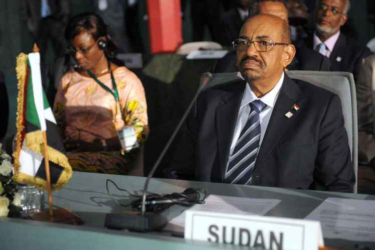 Omar al-Bashir é acusado de crimes de guerra e contra a humanidade