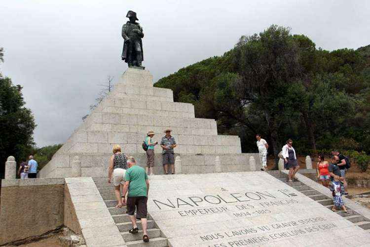 Turistas visitam estátua de Napoleão, na ilha mediterrânea francesa de Córsega: pesquisadores e escritores intrigados com o que realmente aconteceu em Waterloo