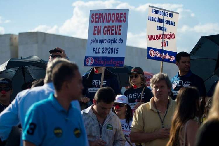 Servidores do Judiciário fazem manifestação em frente ao Supremo Tribunal Federal (STF), durante a posse do ministro Luiz Fachin