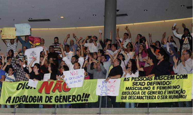 A galeria da Câmara Legislativa estava lotada: grupos levaram cartazes e se manifestaram intensamente ao longo da votação