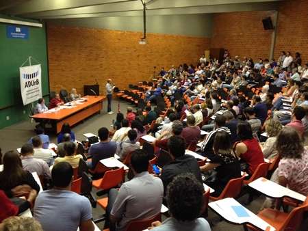 Docentes da UnB se reúnem para decidir adesão à greve nacional