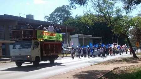 Servidores protestam próximo ao HUB nesta quarta-feira