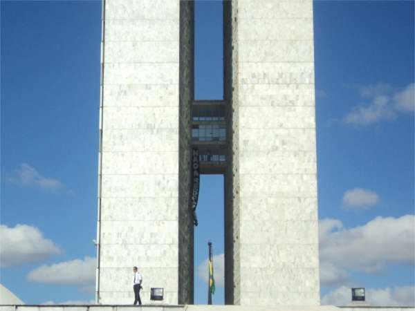 Faixa de 20 metros estendida na parte externa do prédio principal do Congresso Nacional, com os dizeres 