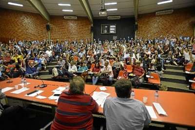 Docentes lotaram o auditório da Faculdade de Tecnologia, onde ocorreu o encontro, e houve bate-boca