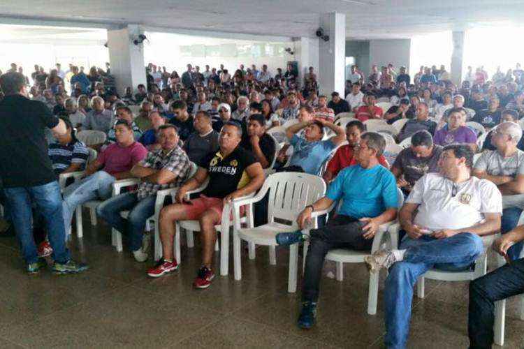 Policiais civis reunidos durante assembleia nesta quinta-feira (18/6)