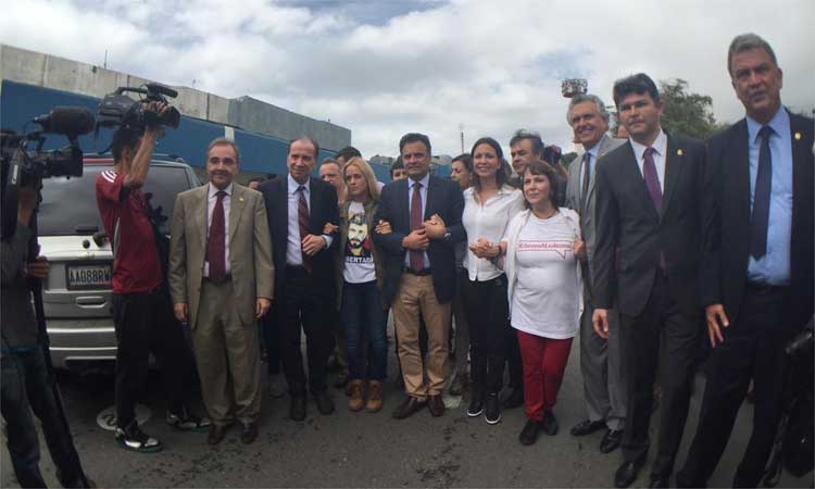 Na foto, os senadores posam antes de entrar na van que foi cercada e vandalizada