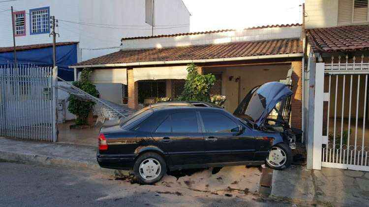 A grade da casa ficou totalmente destruída, mas ninguém se feriu