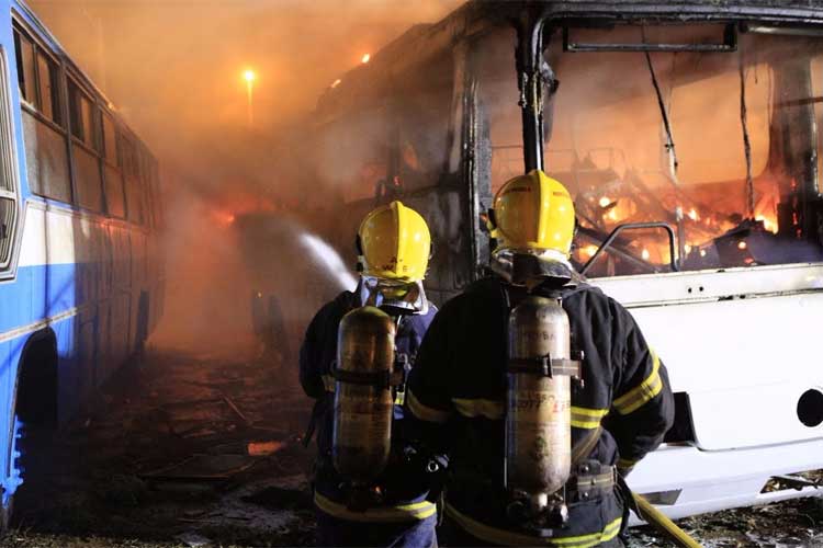 O Corpo de Bombeiros chegou ao local e conseguiu controlar o incêndio, impedindo que se alastrasse por outros veículos e pela oficina