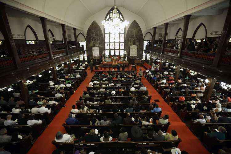 Centenas de pessoas acompanham o culto deste domingo