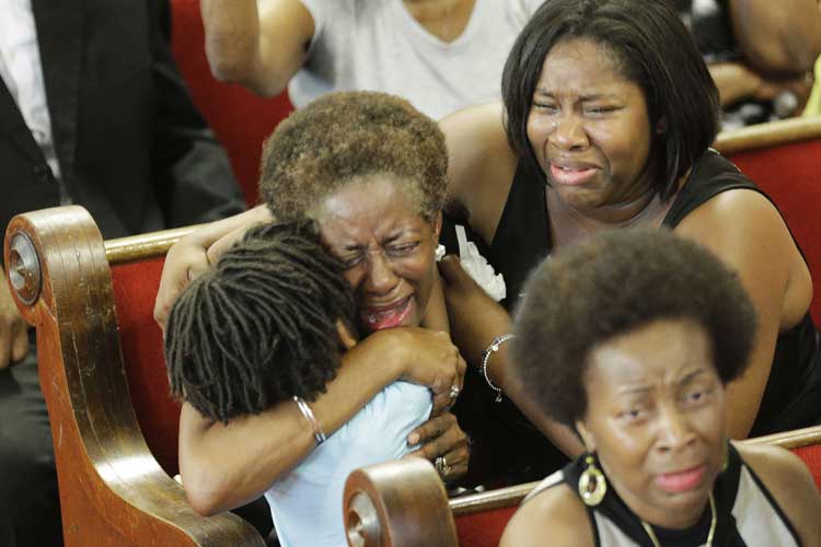 Fiéis se emocionam durante o culto