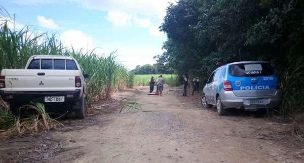 Duas mulheres foram encontradas em estrada de terra em Goiania, há 200 metros da BR-101