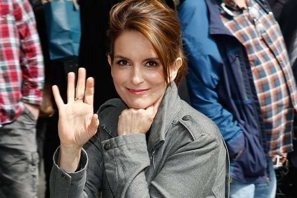 Tina Fey diverte a plateia do Globo de Ouro com piadas ácidas