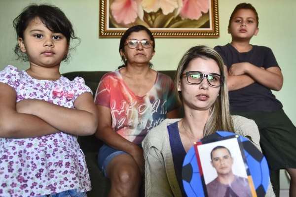 A mulher, a mãe e os filhos de Geriton Almeida Lacerda, 31 anos, querem que o GDF pague o sistema de home care do mototaxista