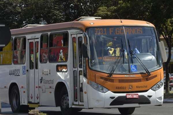 Os donos de micro-ônibus reclamam da concorrência desleal de empresas que fazem o mesmo trajeto de suas linhas. A reportagem comprovou que há sobreposição de rotas