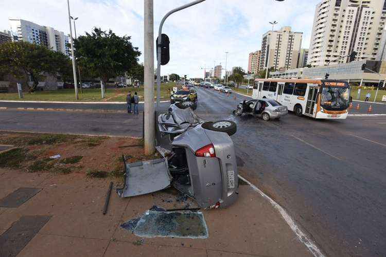 Carro capotou após a colisão