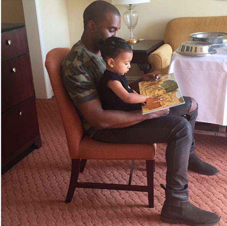 Imagem que a celebridade postou do marido Kanye West com a filha North West