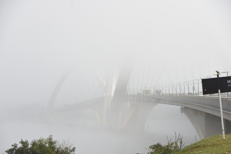 Cadê a ponte? Nevoeiro cobriu grande parte dos monumentos nesta manhã